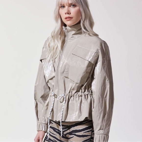 MICHI ARES GLOSS HIGH COLLAR UTILITY JACKET. LUXURY PERFORMANCE ATHLETIC WEAR. - Picture 3 of 16